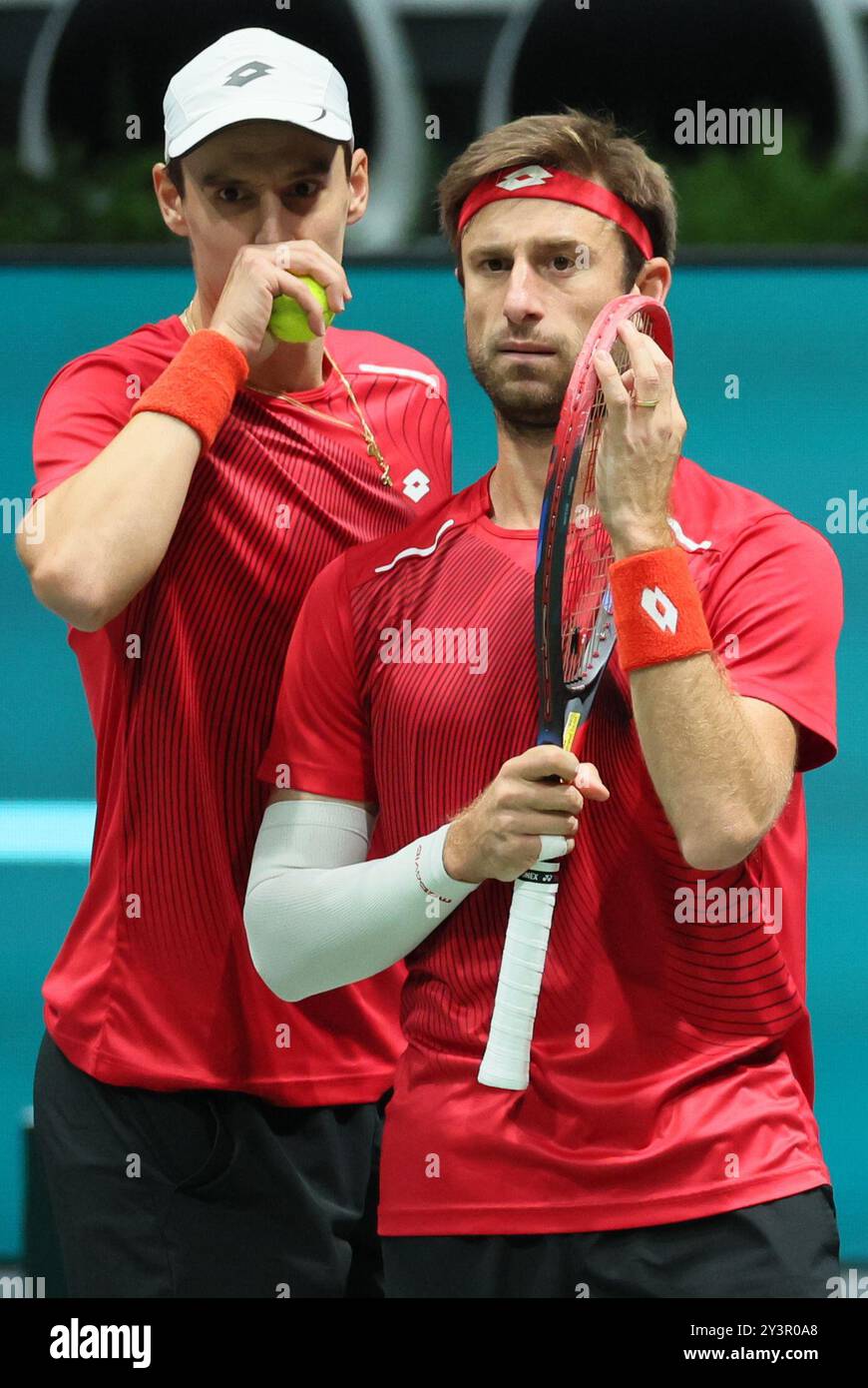 Bologne, Italie. 14 septembre 2024. Le belge Sander Gille et le belge Joran Vliegen photographiés en action lors du match en double entre le belge Sander Gille/Joran Vliegen et le brésilien Rafael Matos/Felipe Meligeni Alves, troisième match de la phase de groupes A De La Coupe Davis entre la Belgique et le Brésil, samedi 14 septembre 2024, à l’Unipol Arena, à Bologne, en Italie. BELGA PHOTO BENOIT DOPPAGNE crédit : Belga News Agency/Alamy Live News Banque D'Images