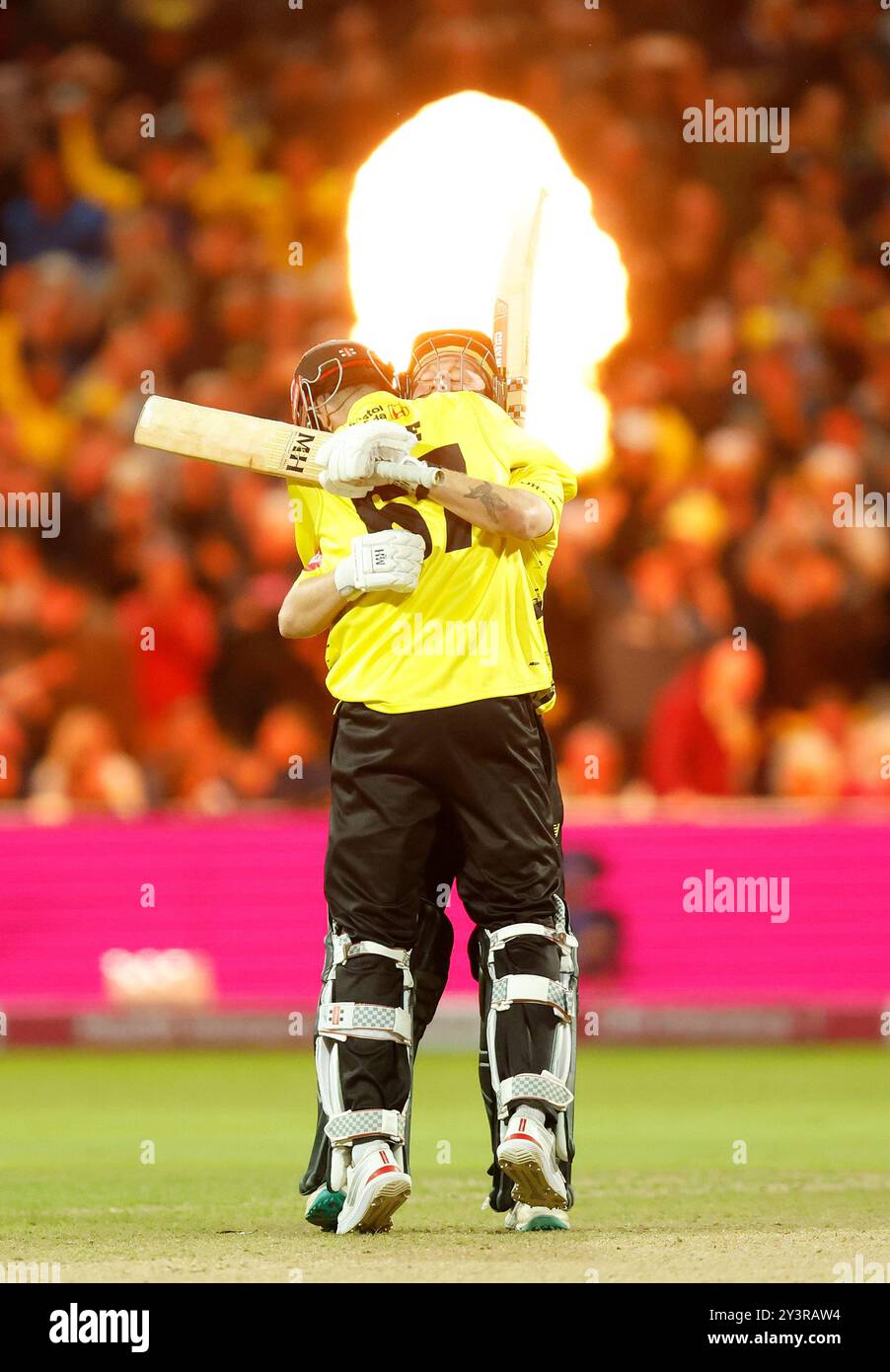 Oliver Price et Miles Hammond du Gloucestershire célèbrent leur victoire lors de la finale Vitality Blast T20 à Edgbaston, Birmingham. Date de la photo : samedi 14 septembre 2024. Banque D'Images