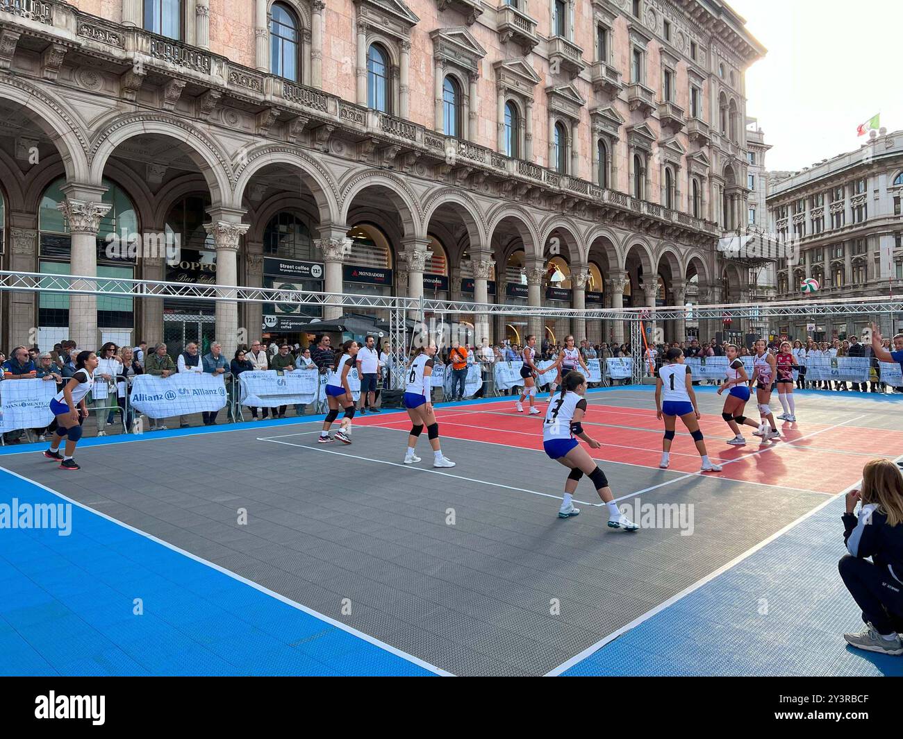 Milan, italie - 14 septembre 2024 : match de volleyball pour les jeunes filles sur la place Duomo organisé par le Centre sportif italien Banque D'Images