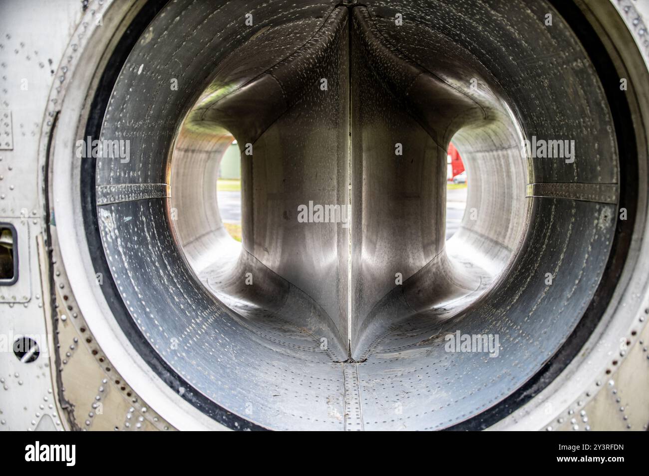 Gothenburg, Suède - 24 septembre 2022 : regard par l'entrée d'air d'une SAAB 37 Viggen Banque D'Images