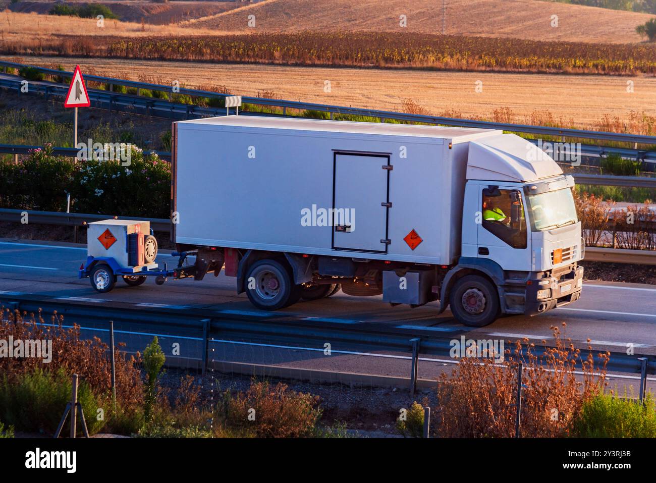 Camion avec étiquettes ADR de danger d'explosion, avec une remorque transportant les détonateurs car ils ne peuvent pas être transportés avec l'explosif. Banque D'Images