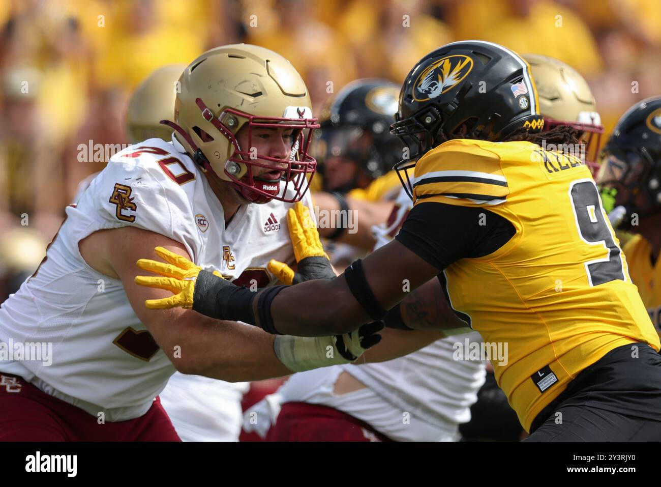 COLUMBIA, MO - SEPTEMBER 14: Boston College Eagles offensive lineman Ozzy Trapilo (70) blocks Missouri Tigers defensive end Eddie Kelly Jr. (97) in the fourth quarter of a college football game between the Boston College Eagles and Missouri Tigers on September 14, 2024 at Memorial Stadium in Columbia, MO. (Photo by Scott Winters/Icon Sportswire) (Icon Sportswire via AP Images) Banque D'Images