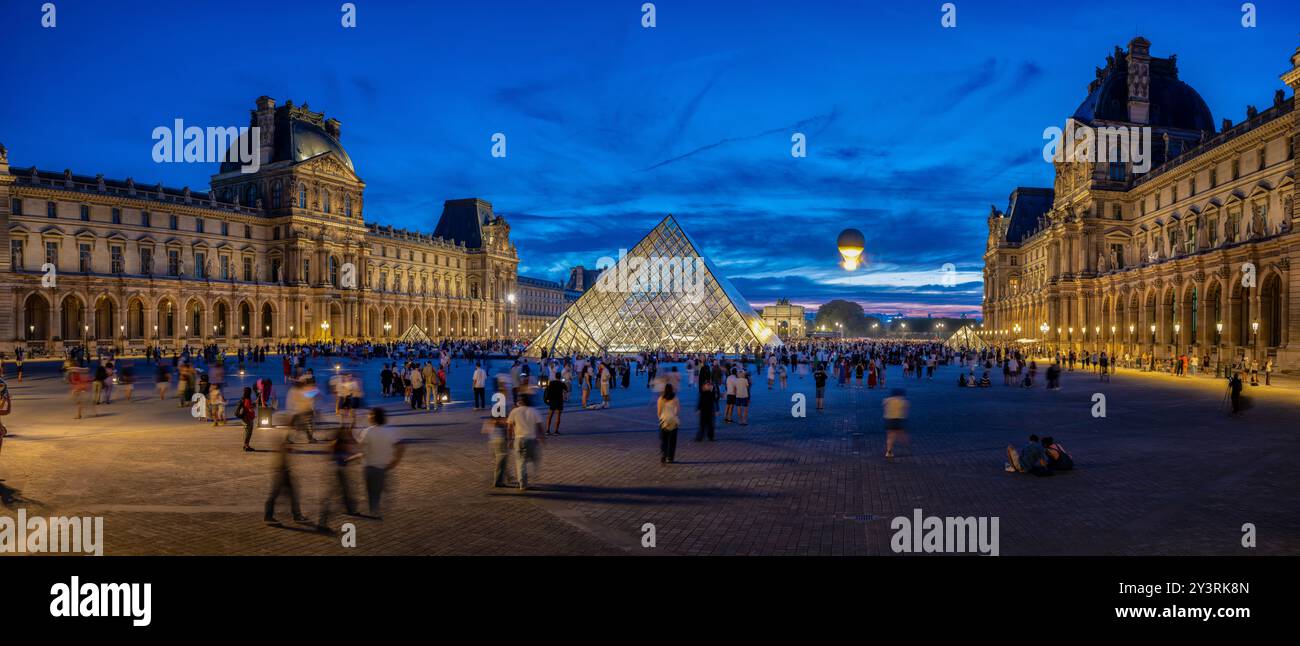 FRANCE. PARIS (75) 1ER ARRONDISSEMENT. LA COUR NAPOLÉON DU MUSÉE DU LOUVRE ET SA PYRAMIDE. PENDANT LES JEUX OLYMPIQUES DE PARIS 2024, LE CAULDR EN FORME DE BALLON Banque D'Images