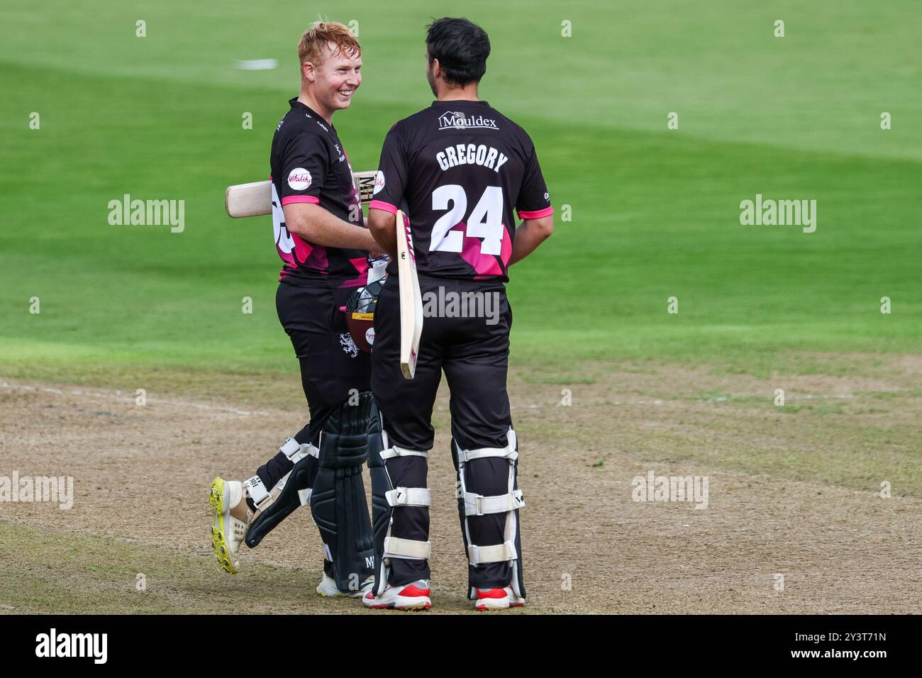 #55, James Rew de Somerset & #24, Lewis Gregory savourent la victoire lors du match de demi-finale entre Surrey CCC et Somerset CCC lors de la Vitality Blast finals Day à Edgbaston Cricket Ground, Birmingham le samedi 14 septembre 2024. (Photo : Stuart Leggett | mi News) crédit : MI News & Sport /Alamy Live News Banque D'Images