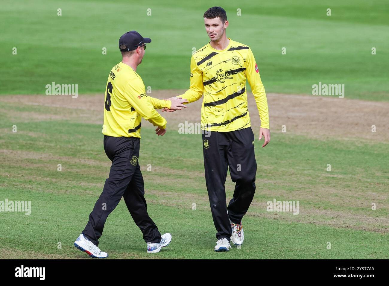 #6, Tom Smith du Gloucestershire félicite #67, Ollie Price pour son licenciement du #33, Fynn Hudson-Prentice du Sussex attrapé par le #88, Miles Hammond lors du match semi final entre le CCC du Gloucestershire et le CCC du Sussex lors de la Vitality Blast finals Day à Edgbaston Cricket Ground, Birmingham le samedi 14 septembre 2024. (Photo : Stuart Leggett | mi News) crédit : MI News & Sport /Alamy Live News Banque D'Images