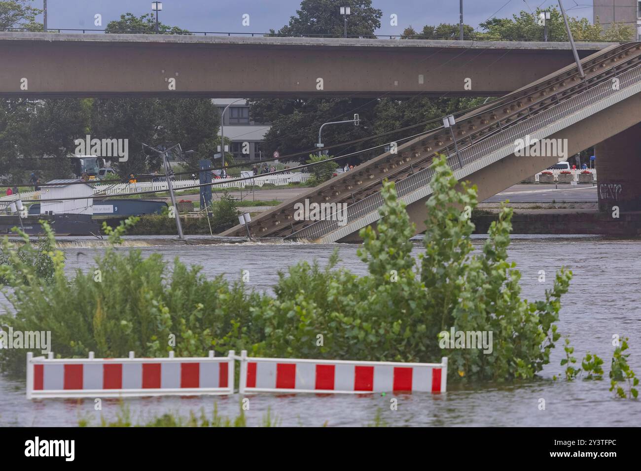 Teileinsturz der Carolabrücke in Dresden Aus noch unbekannter Ursache ist es in den frühen Morgenstunden zu einem Teileinsturz der Carolabrücke gekommen. Auf einer Länge von etwa 100 Metern ist der Teil, auf welchem normalerweise die Straßenbahnen verkehren, in die Elbe gestürzt. Der Teilabriss ist beendet. DAS Hochwasser Steigt. Dresde Sachsen Deutschland *** effondrement partiel du pont Carola à Dresde une partie du pont Carola s'est effondrée aux premières heures de la matinée pour des raisons encore inconnues, la section sur laquelle circulent normalement les tramways est tombée dans l'Elbe sur une longueur de aroun Banque D'Images