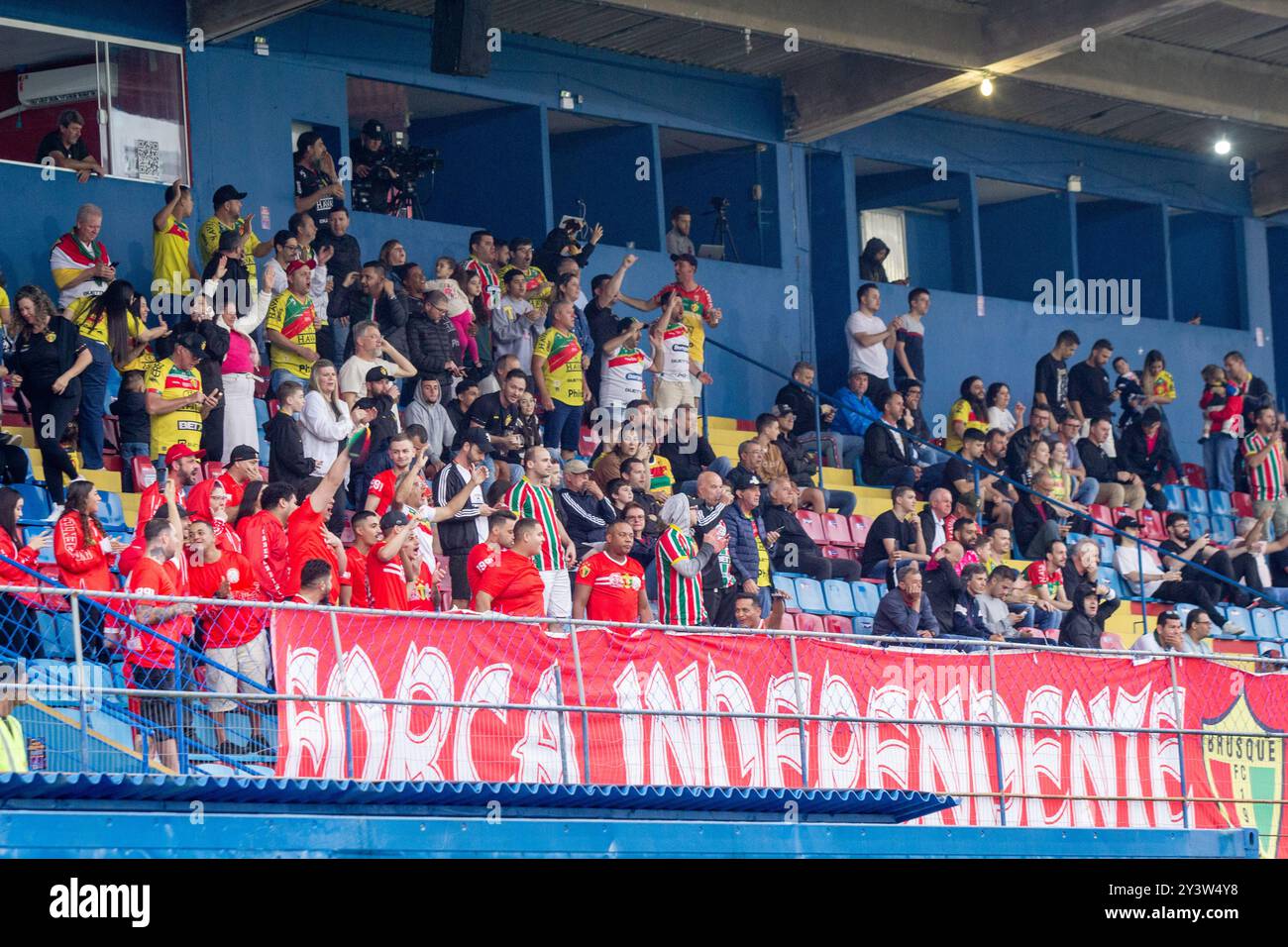 Itajai, Brésil. 14 septembre 2024. SC - ITAJAI - 09/14/2024 - BRÉSILIEN B 2024, BRUSQUE x VILA NOVA-GO - fans de brusque lors du match contre Vila Nova-GO au stade Hercilio Luz pour le championnat brésilien B 2024. Photo : Lucas Gabriel Cardoso/AGIF (photo : Lucas Gabriel Cardoso/AGIF/Sipa USA) crédit : Sipa USA/Alamy Live News Banque D'Images