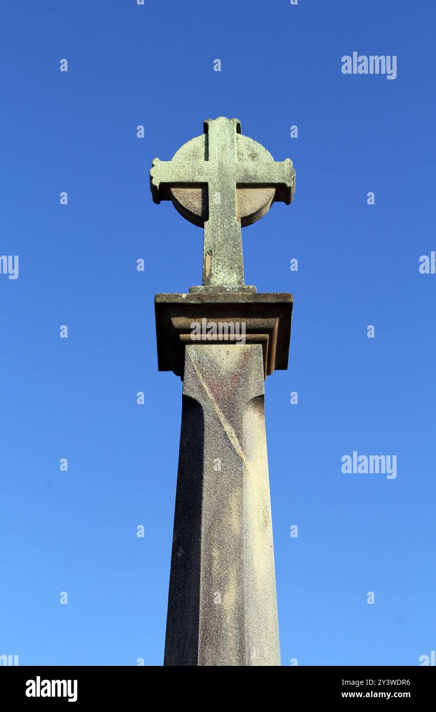Statue d'une croix celtique sur fond de ciel bleu Banque D'Images