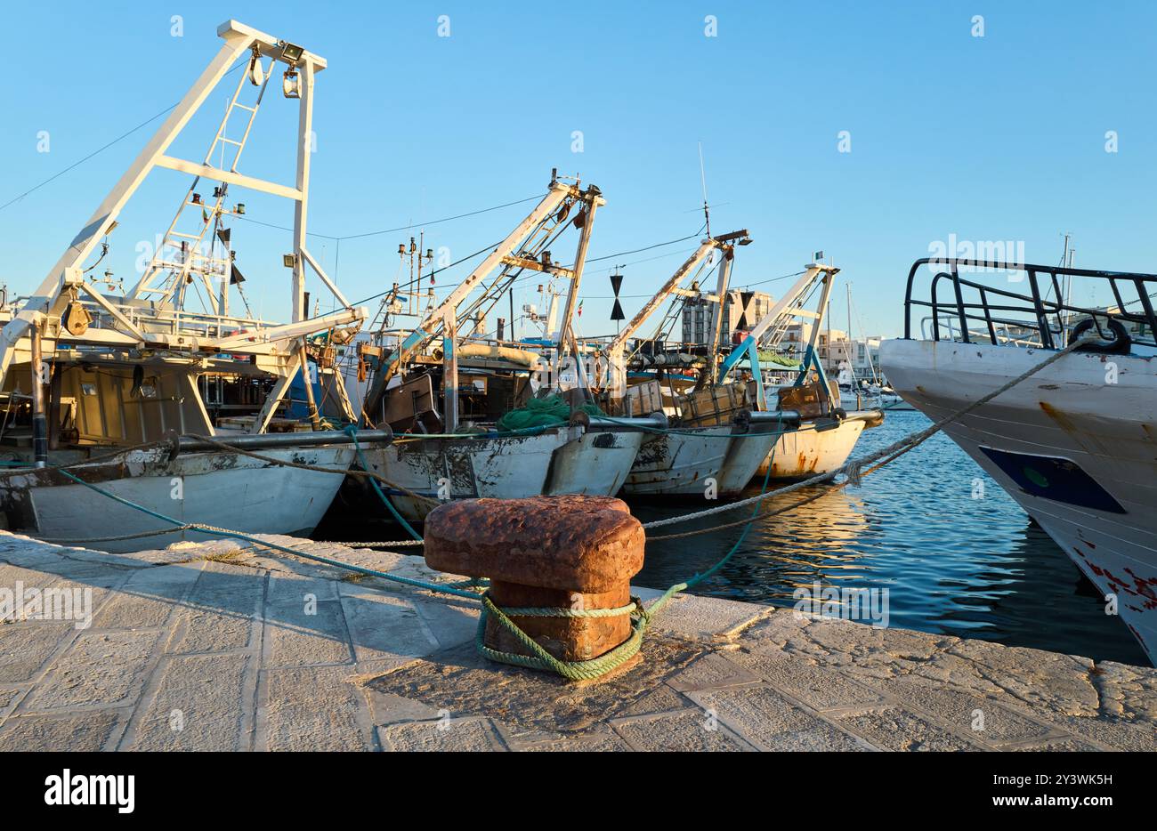 07/12/2024 - bateaux de pêche amarrés au port de Mola di Bari, Pouilles, Italie - Pescherecci ormeggiati al porto di Mola di Bari Banque D'Images