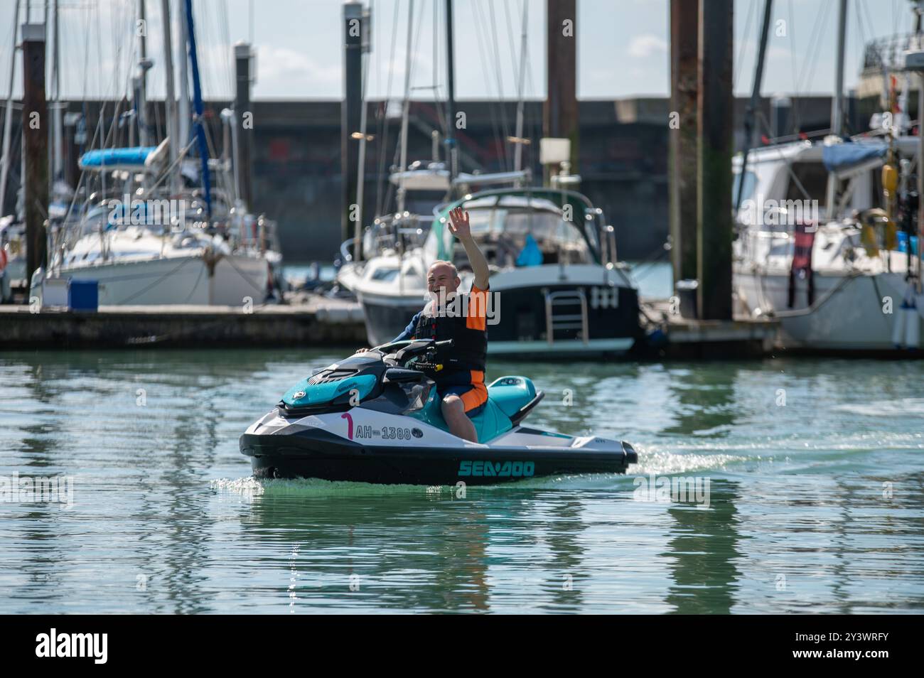 Brighton, Royaume-Uni. 14 septembre 2024. Le chef des libéraux démocrates, Sir Ed Davey, député, arrive à la conférence sur un jet ski. Les libéraux-démocrates, le troisième plus grand parti du Royaume-Uni, se réunissent à Brighton pour leur conférence d'automne. (Photo de David Tramontan/SOPA images/SIPA USA) crédit : SIPA USA/Alamy Live News Banque D'Images