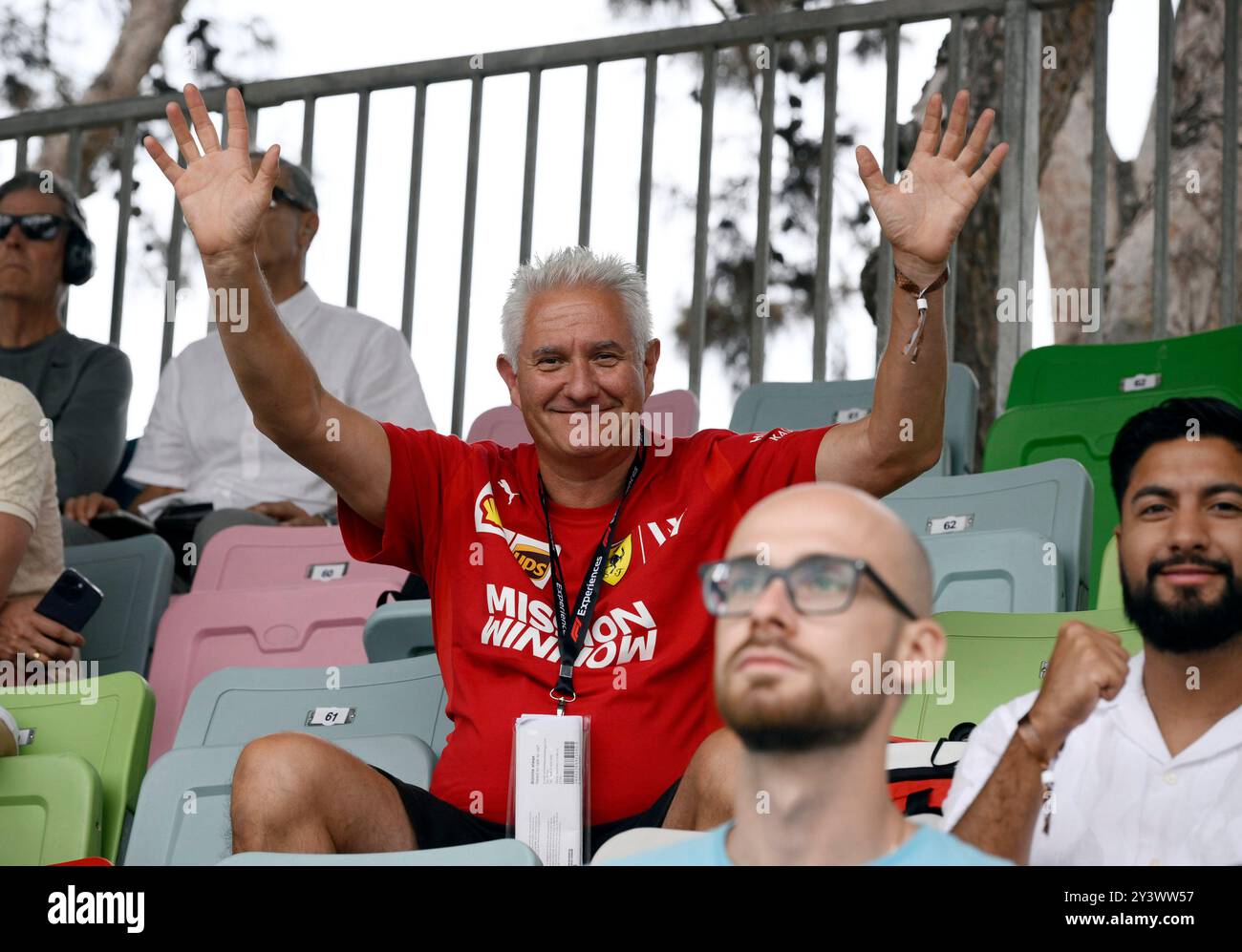 Bakou, Azerbaïdjan. 14 septembre 2024. Les spectateurs posent pour une photo lors de la séance de qualification au Grand Prix d'Azerbaïdjan de formule 1 à Bakou, Azerbaïdjan, le 14 septembre 2024. Crédit : Tofiq Babayev/Xinhua/Alamy Live News Banque D'Images