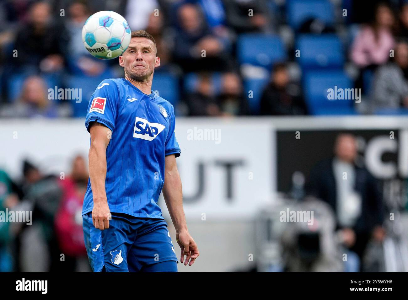 Sinsheim, Deutschland. 14 septembre 2024. Pavel Kaderabek (Hoffenheim, 3), Am Ball, Einzelbild, Einzelfoto, Aktion, action, 14.09.2024, Sinsheim (Deutschland), Fussball, BUNDESLIGA, TSG 1899 HOFFENHEIM - BAYER 04 LEVERKUSEN, DFB/DFL LA RÉGLEMENTATION INTERDIT TOUTE UTILISATION DE PHOTOGRAPHIES COMME SÉQUENCES D'IMAGES ET/OU QUASI-VIDÉO. Crédit : dpa/Alamy Live News Banque D'Images