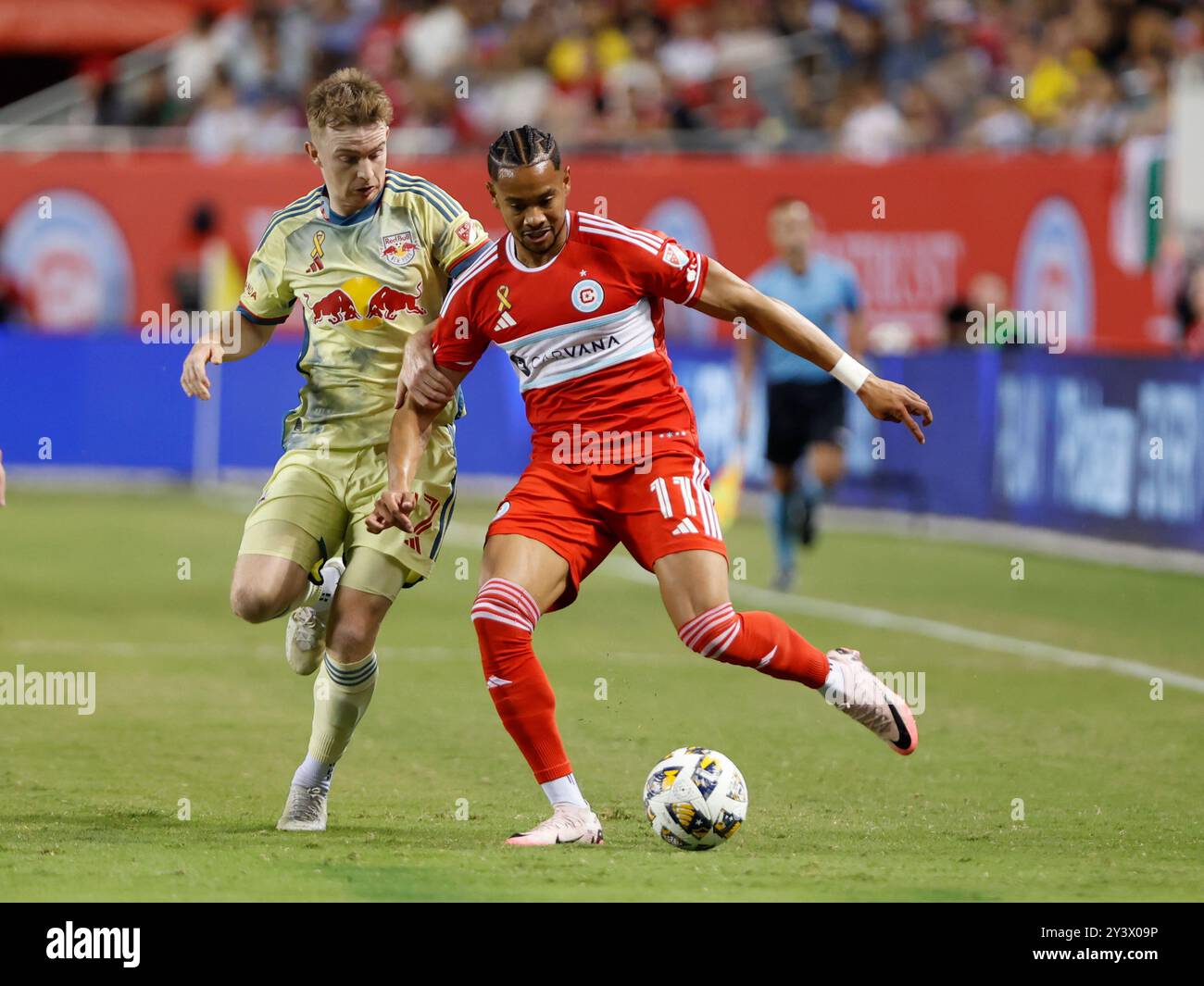 Chicago, États-Unis, 14 septembre 2024. Cameron Harper (17 ans) des Red Bulls de New York combat pour le ballon contre Ariel Lassiter (11 ans) du Chicago Fire FC au Soldier Field de Chicago, il, États-Unis. Crédit : Tony Gadomski / All Sport Imaging / Alamy Live News Banque D'Images