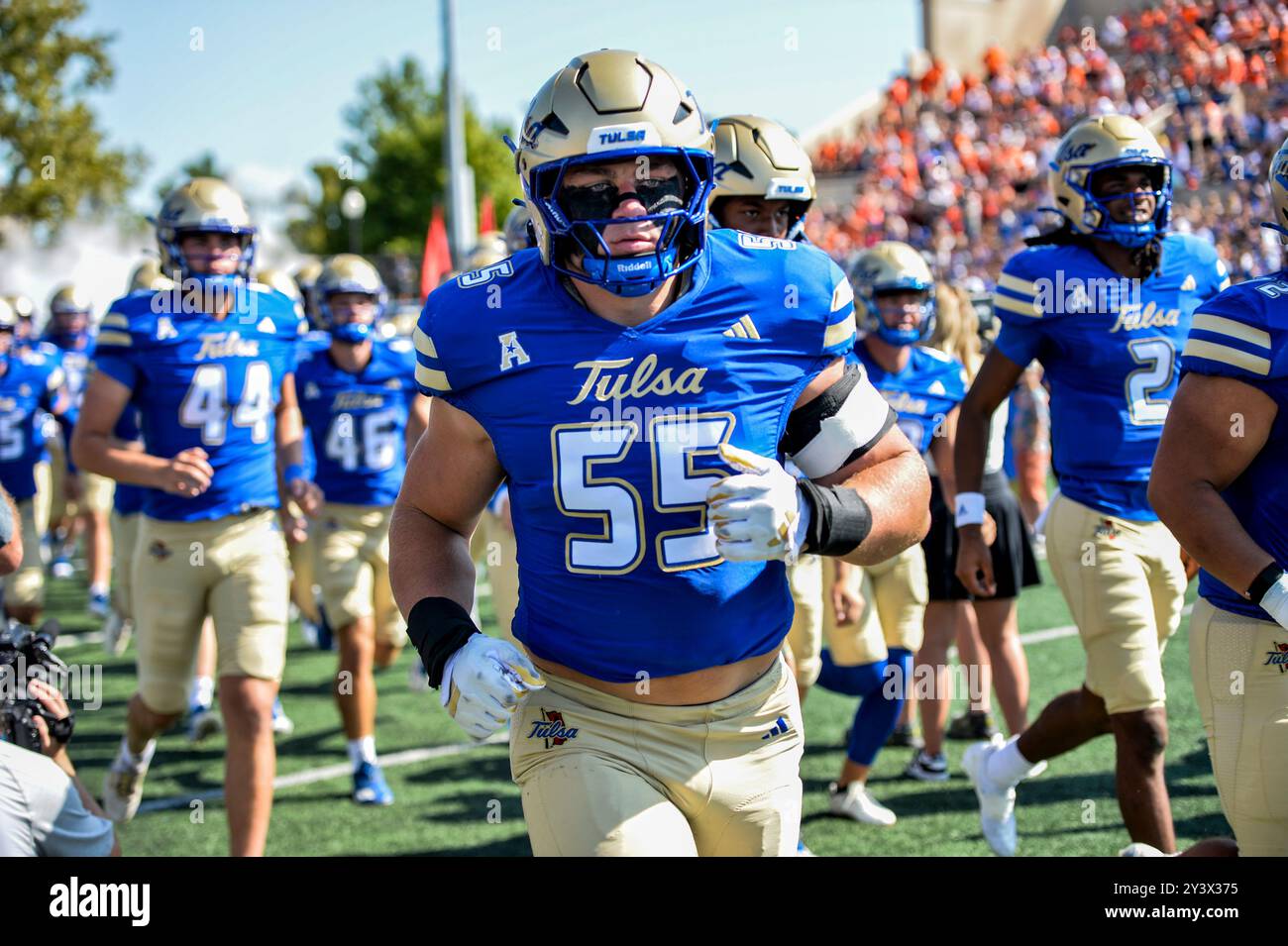 Tulsa, Oklahoma, États-Unis. 14 septembre 2024. Tulsa Golden Hurricane défensive end OWEN OSTROSKI (55) alors que les Canes entrent dans le champ. (Crédit image : © Gregory Dodds/ZUMA Press Wire) USAGE ÉDITORIAL SEULEMENT! Non destiné à UN USAGE commercial ! Banque D'Images