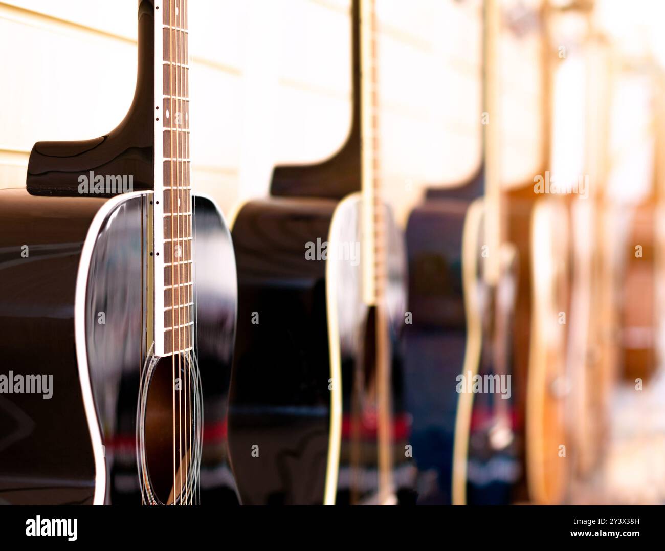 Fond abstrait de guitare acoustique. Les guitares acoustiques sont des instruments de musique traditionnels non amplifiés avec des cordes en acier ou en nylon. Mise au point sélective. Banque D'Images