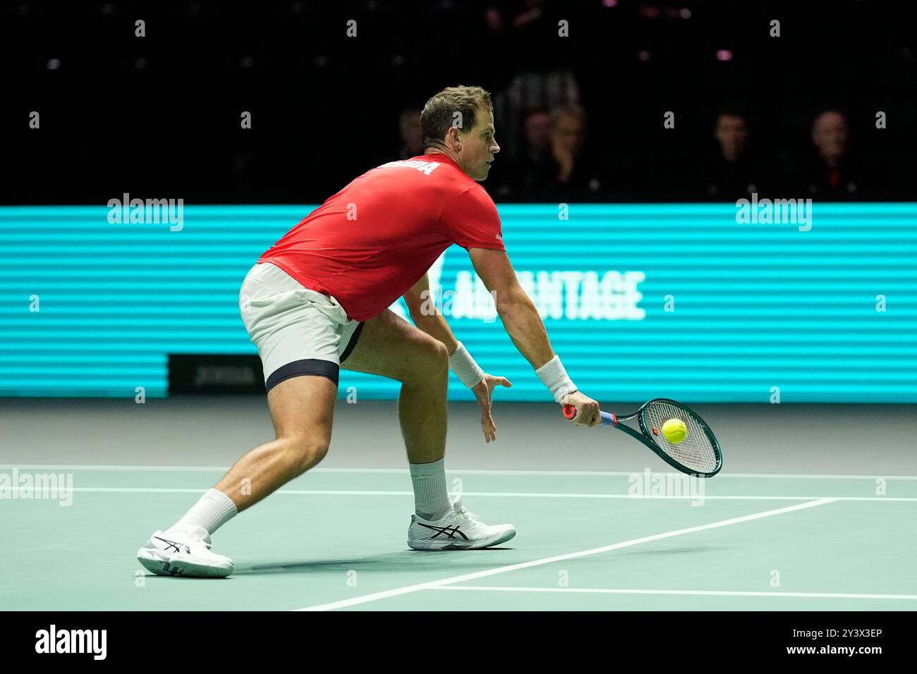 AO Arena, Manchester, Royaume-Uni. 10 septembre 2024. Finale de la Coupe Davis, phase de groupes, Groupe d jour 1 ; Vasek Pospisil du Canada joue un coup de revers crédit : action plus Sports/Alamy Live News Banque D'Images
