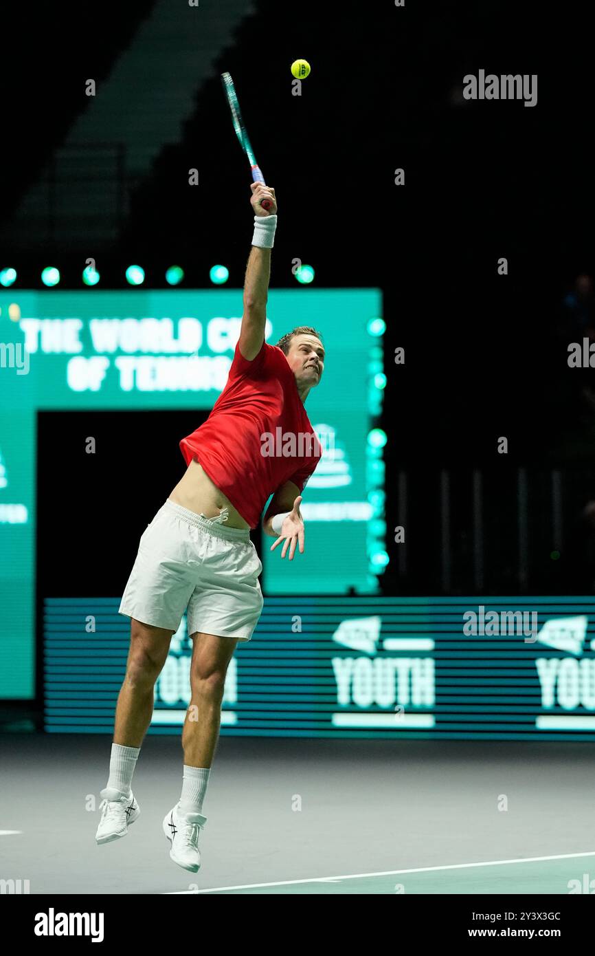 AO Arena, Manchester, Royaume-Uni. 10 septembre 2024. Finales de la Coupe Davis, phase de groupes, Groupe d jour 1 ; Vasek Pospisil du Canada sert crédit : action plus Sports/Alamy Live News Banque D'Images