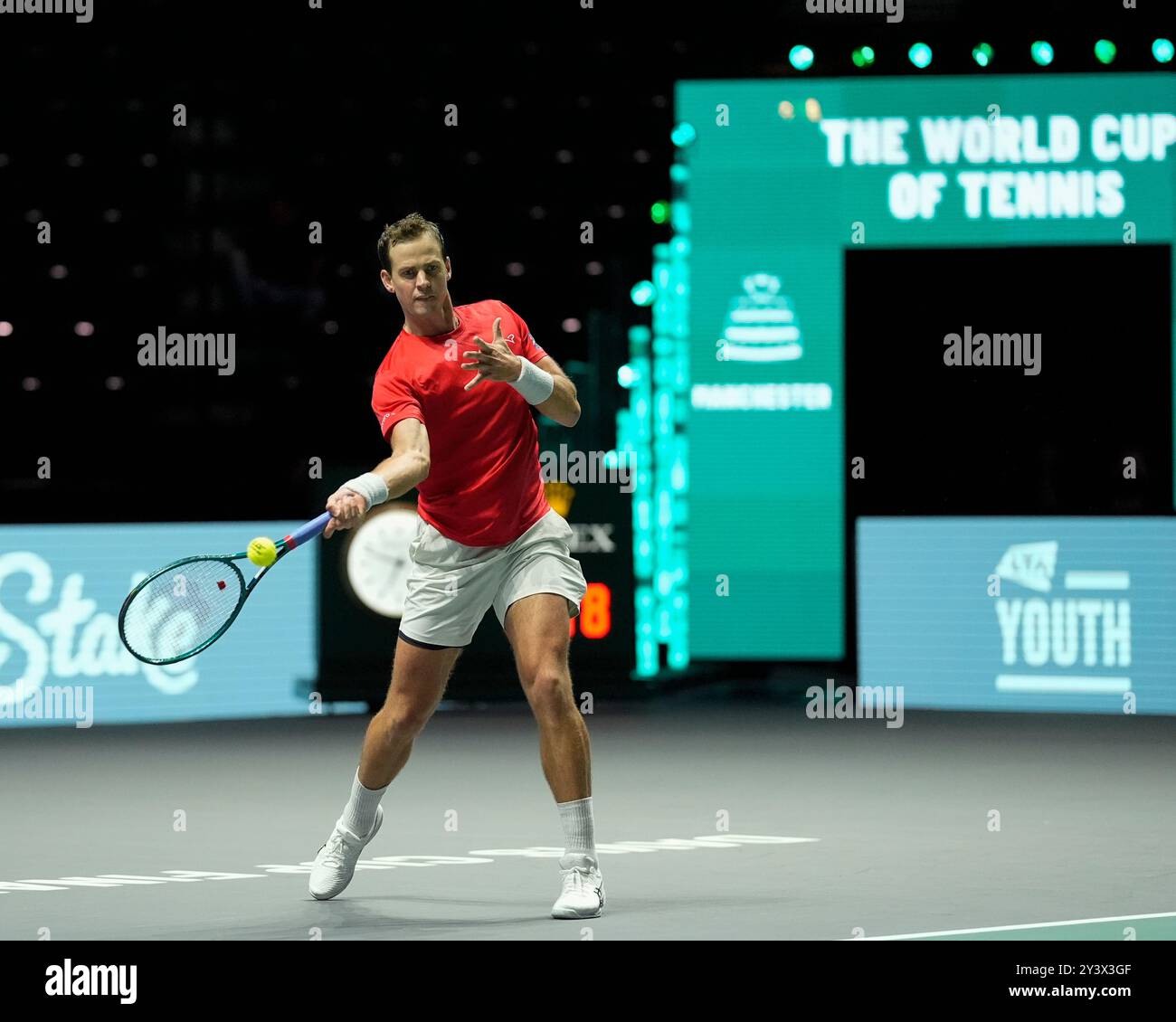AO Arena, Manchester, Royaume-Uni. 10 septembre 2024. Finale de la Coupe Davis, phase de groupes, Groupe d jour 1 ; Vasek Pospisil du Canada joue un coup de premier plan crédit : action plus Sports/Alamy Live News Banque D'Images