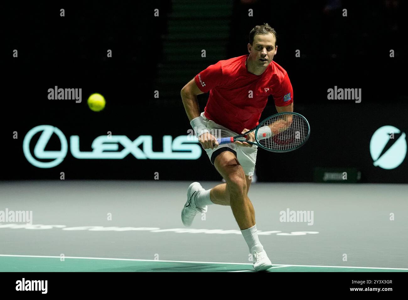 AO Arena, Manchester, Royaume-Uni. 10 septembre 2024. Finale de la Coupe Davis, phase de groupes, Groupe d jour 1 ; Vasek Pospisil du Canada poursuit le ballon crédit : action plus Sports/Alamy Live News Banque D'Images