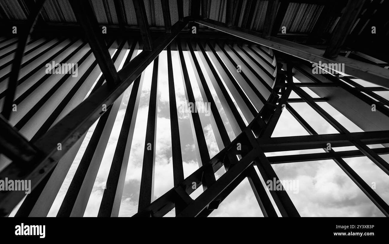 Une structure avec des lattes en bois sur le chantier contribuant à son style architectural Banque D'Images