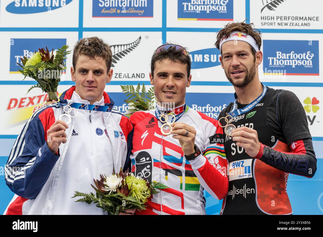 Jonathan Brownlee, de Grande-Bretagne, à gauche, médaille d’argent, avec Javier Gomez, Espagnol, vainqueur de la Grande finale de la course Elite masculine du monde de triathlon et vainqueur de la médaille de bronze du Suisse Sven Riederer, Auckland, Nouvelle-Zélande, dimanche 21 octobre, 2012. Banque D'Images