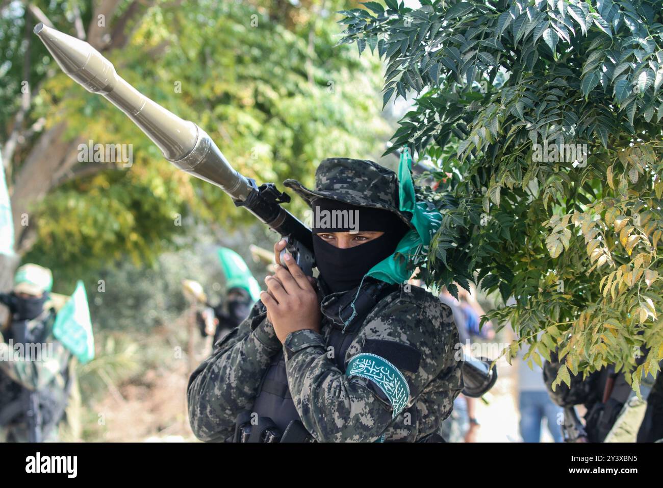 Gaza, Palestine. 11 novembre 2019. Les Brigades Izz al-DIN al-Qassam organisent une marche militaire à Khan Younis, dans le sud de la bande de Gaza. Le porte-parole d'Izz al-DIN Qassam, Abu Obeida, a pris la parole lors de l'événement. Les brigades Al-Qassam sont la branche militaire du mouvement de résistance islamique du Hamas Banque D'Images