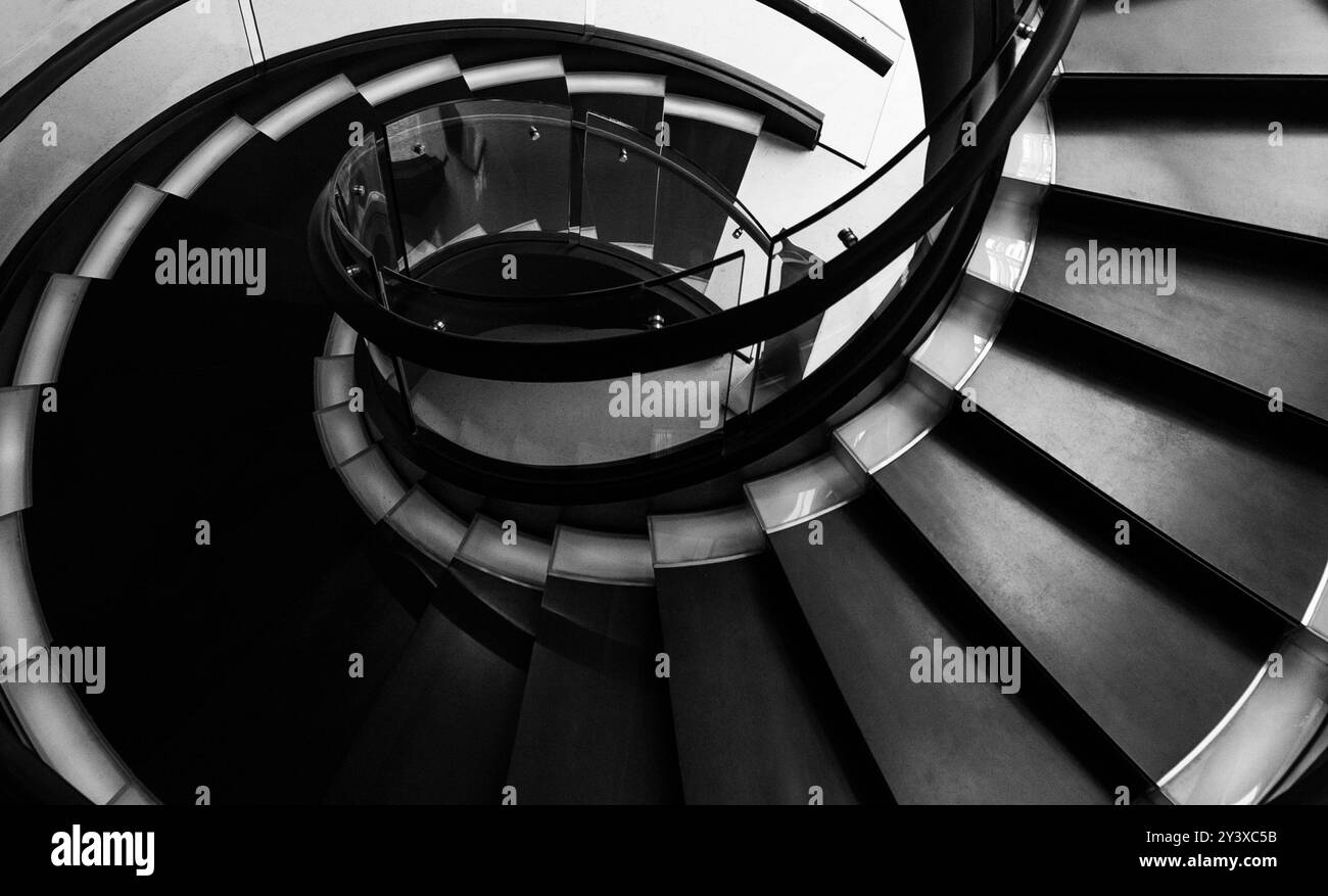 Escalier en colimaçon noir dans le restaurant Banque D'Images