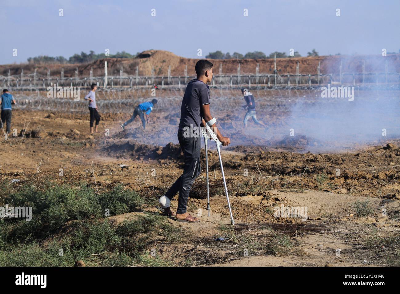 Gaza, Palestine. 01 novembre 2019. Les manifestants palestiniens affrontent les forces israéliennes à Abu Safya, dans le nord de la bande de Gaza, lors des manifestations de ce vendredi. Selon le ministère de la santé de Gaza, des dizaines de manifestants ont été blessés par des balles réelles ou des balles recouvertes de caoutchouc et par des gaz lacrymogènes tirés par l’armée israélienne lors des manifestations d’aujourd’hui le long de la frontière Gaza-Israël. Les Palestiniens s’étaient réunis à plusieurs endroits le long de la frontière de la bande de Gaza avec Israël vendredi après-midi dans le cadre des grandes marches du retour hebdomadaires appelant à la levée du blocus israélien de Gaza qui dure depuis 12 ans. Banque D'Images