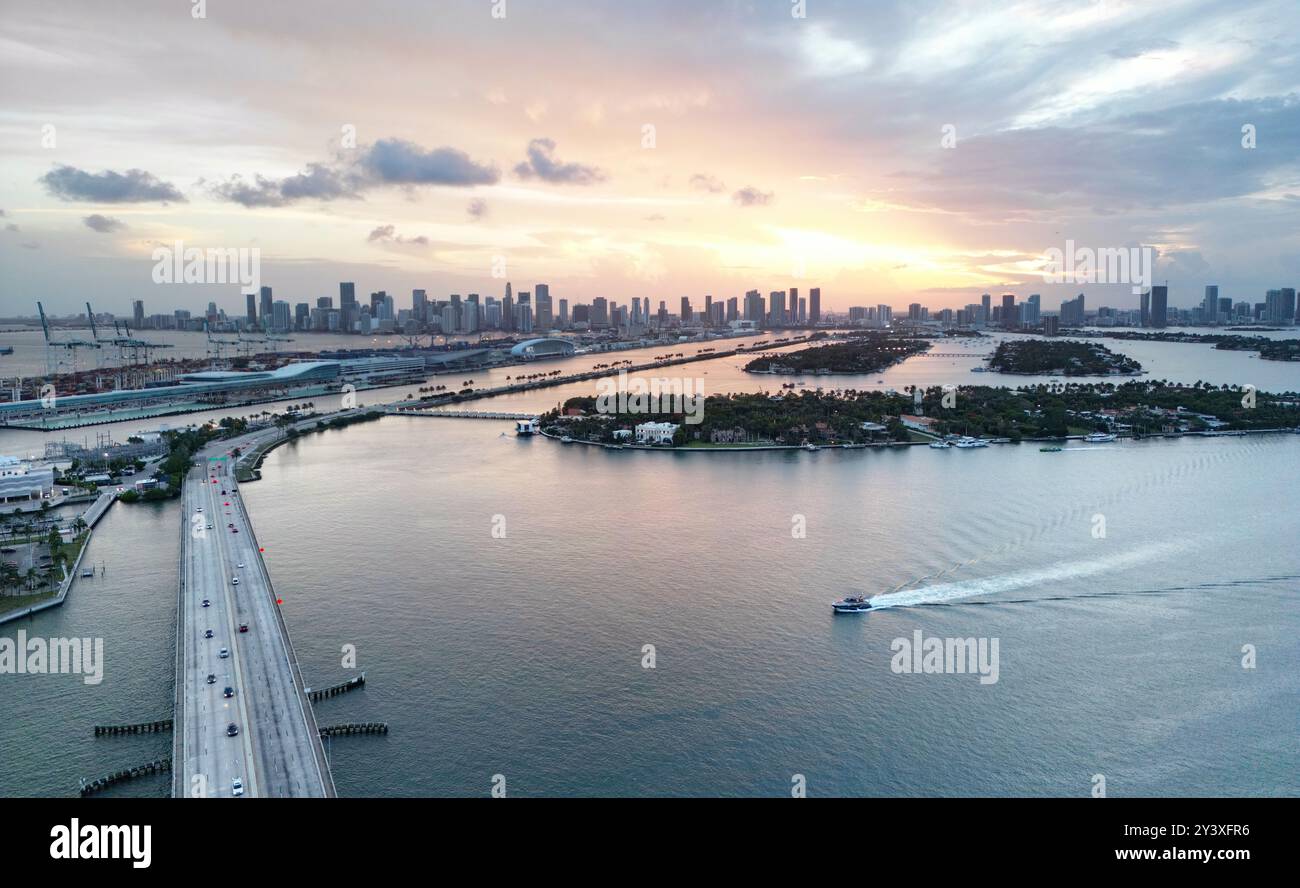 Miami Beach, South Beach la nuit. Miami bord de mer au crépuscule. Vue aérienne de Miami Beach en soirée et du paysage urbain. Côte de Miami Beach prise de vue nocturne Banque D'Images