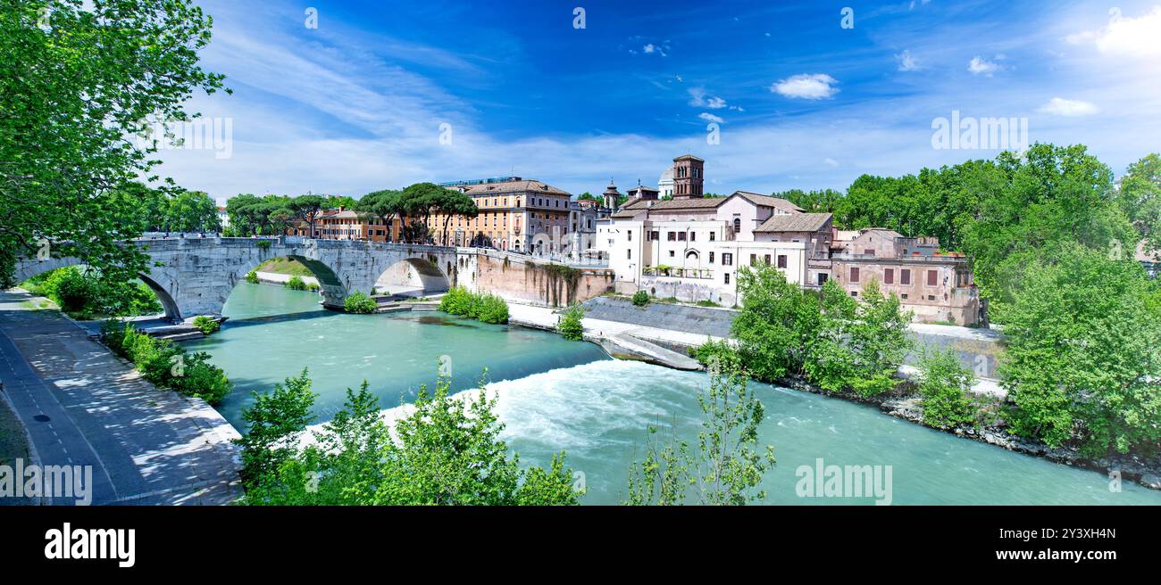 Rome, Isola Tiberina (Tibre) avec pont Cestian et basilique de nouveaux Bartholomew sur l'île Banque D'Images