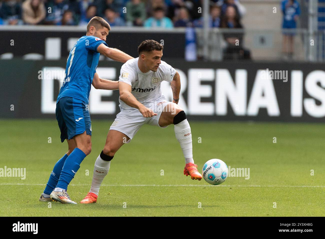 v.li. Andrej Kramaric (TSG 1899 Hoffenheim, #27), granit Xhaka (Bayer 04 Leverkusen, #34) GER, TSG 1899 Hoffenheim v. Bayer 04 Leverkusen, Fussball, Herren, 1. Bundesliga, 3. Spieltag, saison 24/25, 14.09.2024, LES RÈGLEMENTS DFL/DFB INTERDISENT TOUTE UTILISATION DE PHOTOGRAPHIES COMME SÉQUENCES D'IMAGES ET/OU QUASI-VIDÉO, Foto : Eibner-Pressefoto/Wolfgang Frank Banque D'Images