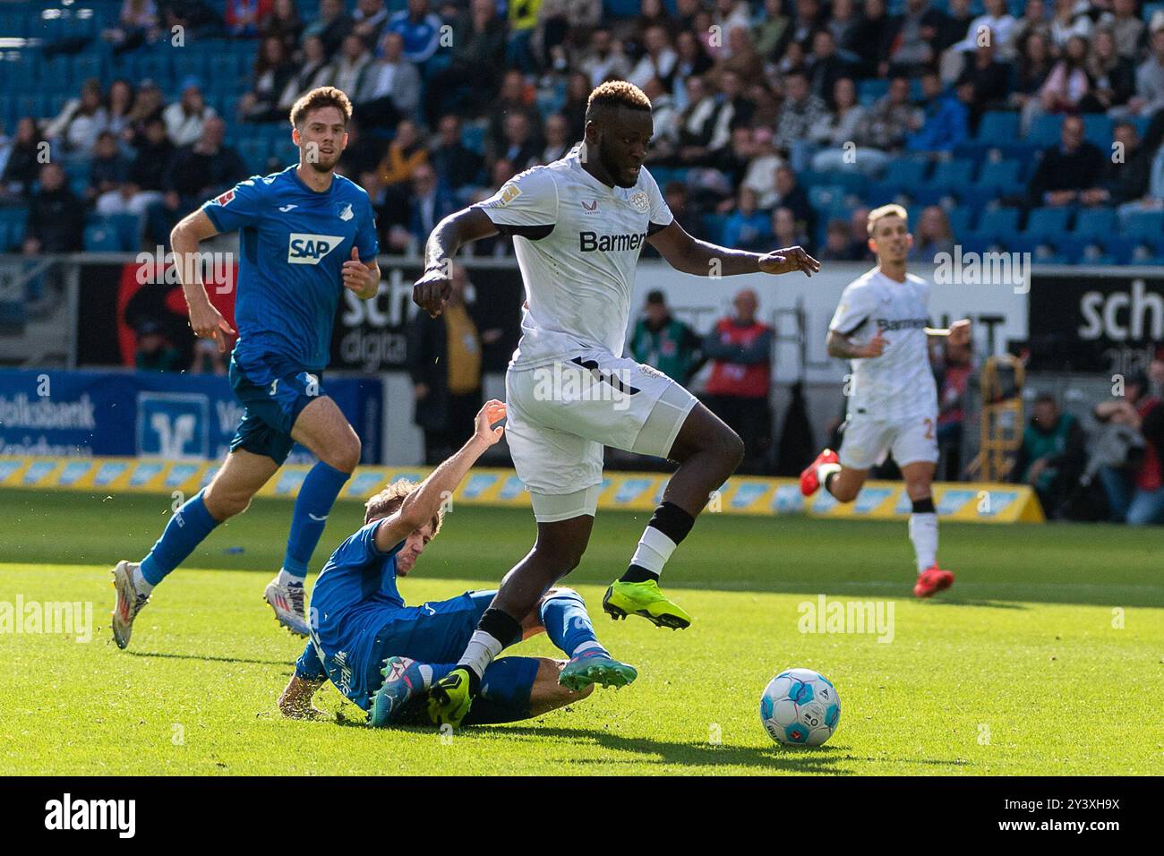 v. Li. im Zweikampf Tim Drexler (TSG 1899 Hoffenheim, #04), Victor Boniface (Bayer 04 Leverkusen, #22) GER, TSG 1899 Hoffenheim v. Bayer 04 Leverkusen, Fussball, Herren, 1. Bundesliga, 3. Spieltag, saison 24/25, 14.09.2024, LES RÈGLEMENTS DFL/DFB INTERDISENT TOUTE UTILISATION DE PHOTOGRAPHIES COMME SÉQUENCES D'IMAGES ET/OU QUASI-VIDÉO, Foto : Eibner-Pressefoto/Wolfgang Frank Banque D'Images