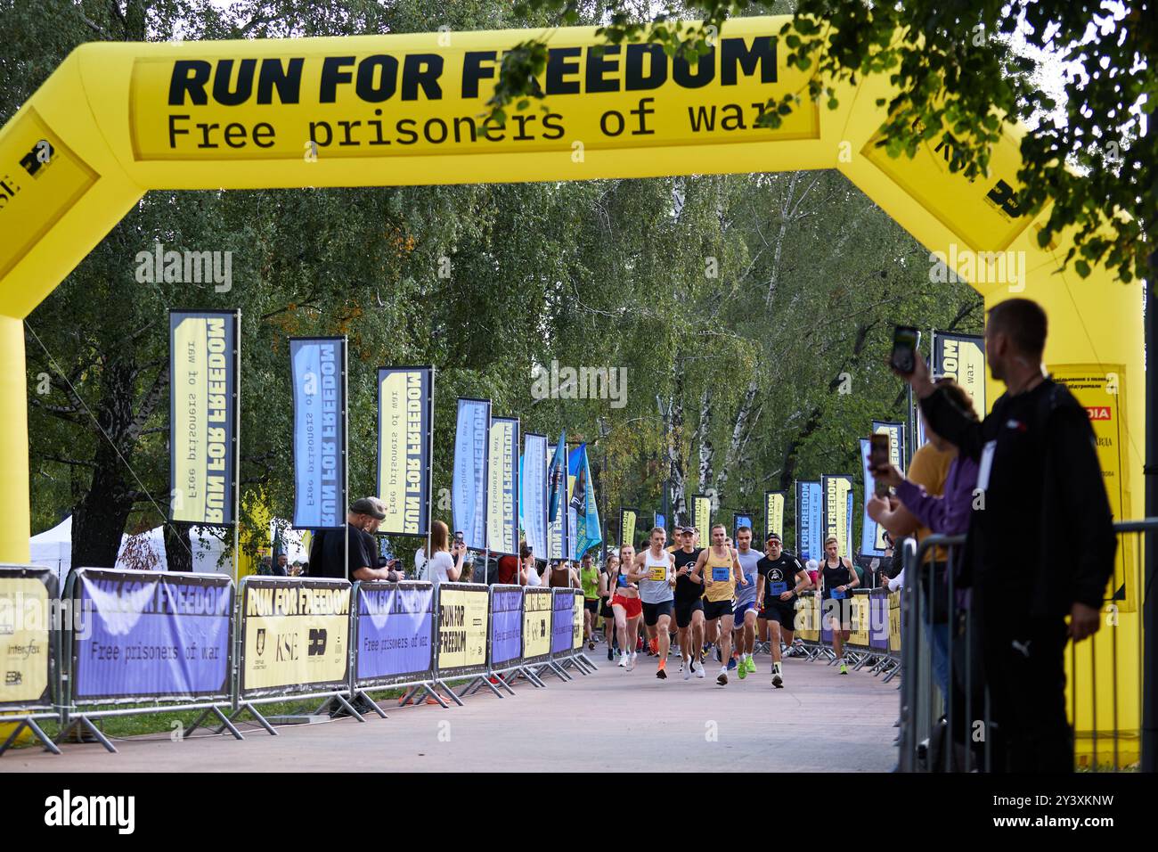 Arc de départ d'une course de marathon caritative 'Run for Freedom' invité spécial de l'événement : le professeur Timothy Snyder. Kiev - 14 septembre 2024 Banque D'Images