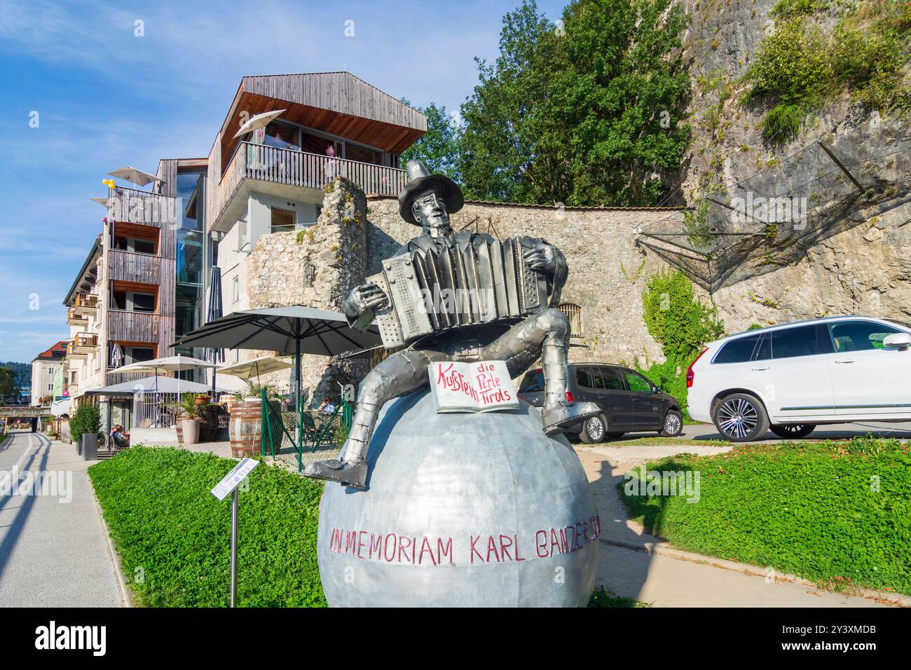 river Inn, promenade, Karl Ganzer monument Kufstein Kufsteinerland Tirol, Tyrol Autriche Banque D'Images