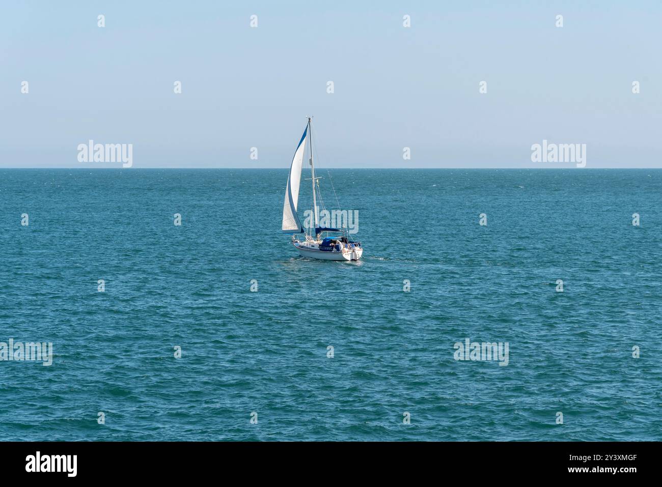 Bateau à voile dans le canal de Bristol, North Devon, Royaume-Uni Banque D'Images