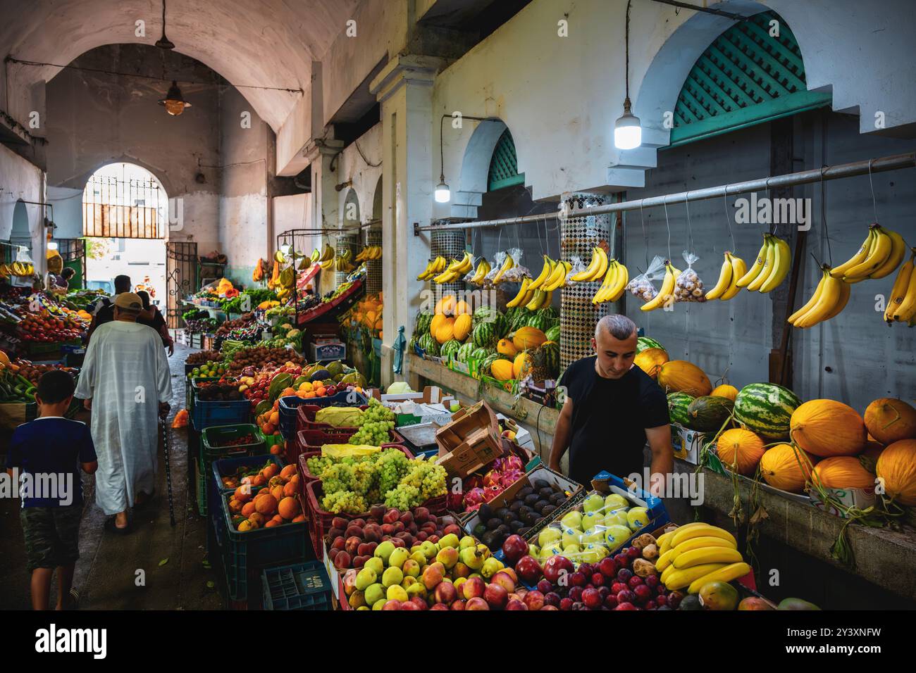 Le marché central Asilah ou Assilah. Les fruits se trouvent à l'intérieur d'un marché marocain traditionnel ou souk. Maroc. Banque D'Images