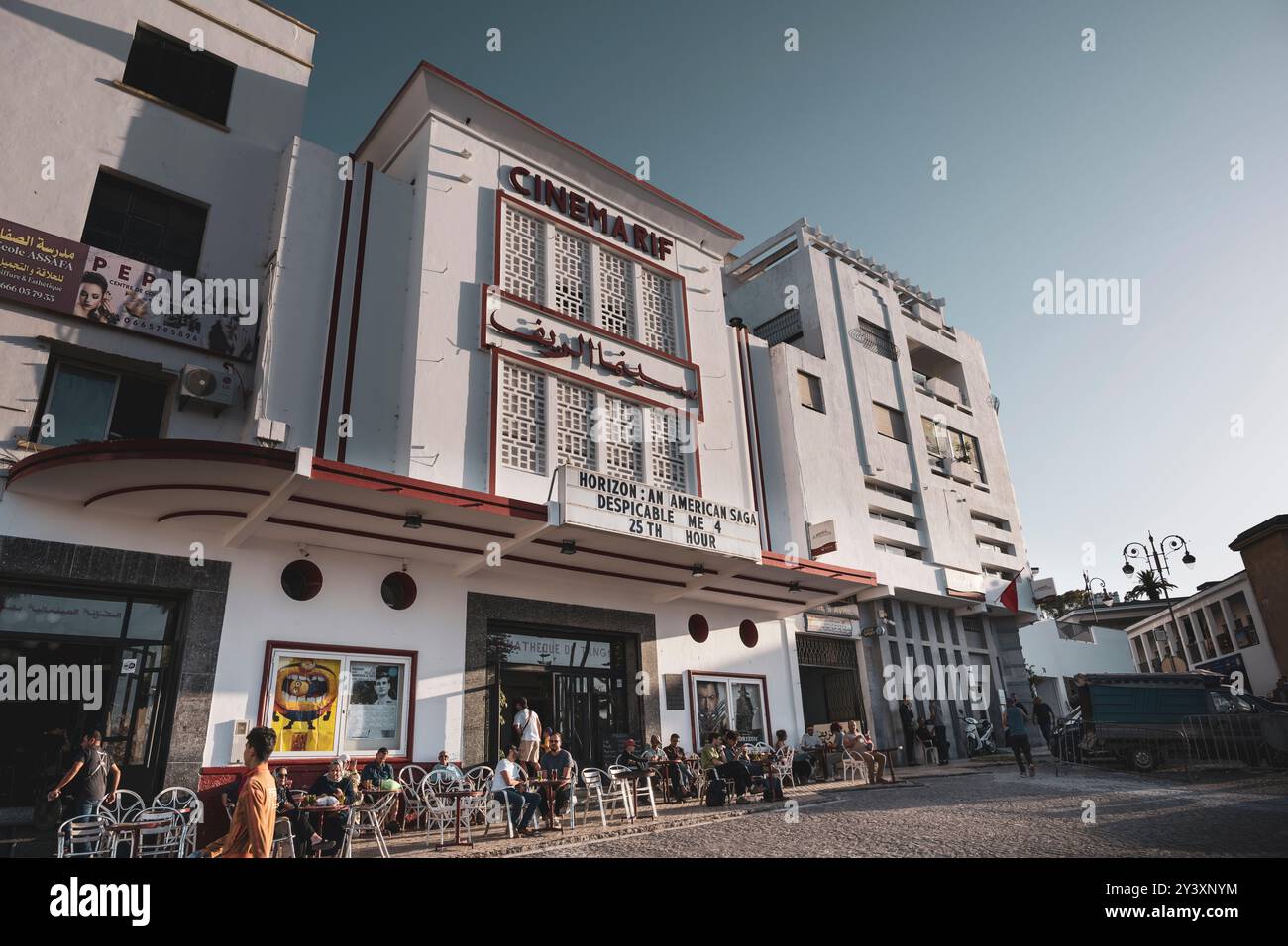 La Cinémathèque de Tanger (CDT) est une salle de cinéma d'art et un bar situé dans le bâtiment Art Déco Cinéma Rif restauré. Tanger, Maroc. Banque D'Images