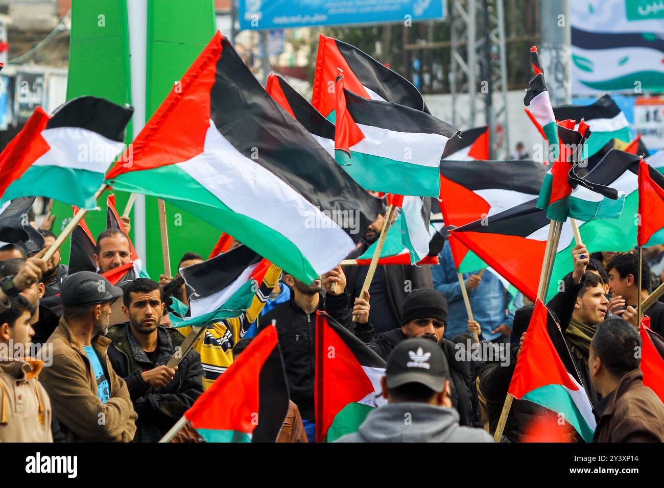 Gaza, Palestine. 21 février 2020. La Commission nationale supérieure de la Grande Marche du retour et de la rupture du siège organise une manifestation pour condamner « l’accord du siècle » du président Trump, sur la place palestinienne de la ville de Gaza. Les participants portaient des drapeaux palestiniens et une effigie de la mosquée Al-Aqsa à Jérusalem, tandis que le président du comité, Khalid Al Batash, prononçait un discours. Les Palestiniens et leurs dirigeants ont totalement rejeté le plan du moyen-Orient de Trump pour négocier la paix en Israël-Palestine, et considèrent Washington comme un médiateur partial. Le plan accorde à Israël le droit d'annexer toutes les colonies de peuplement Banque D'Images