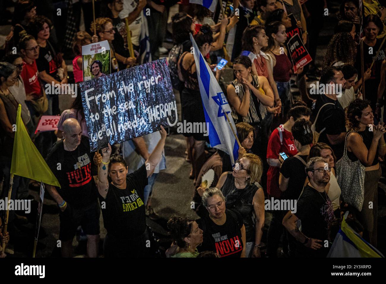 Tel Aviv, Israël. 14 septembre 2024. Une israélienne tient une pancarte recommandant une thérapie du fleuve à la mer, lors d'une manifestation à tel Aviv samedi 14 septembre 2024. Des dizaines de milliers de personnes se sont rassemblées à tel Aviv et à travers Israël, appelant le premier ministre Benjamin Netanyahu et son gouvernement à conclure un accord pour obtenir la libération des otages restants pris par le Hamas lors des attaques du 7 octobre. Crédit : Eyal Warshavsky/Alamy Live News Banque D'Images