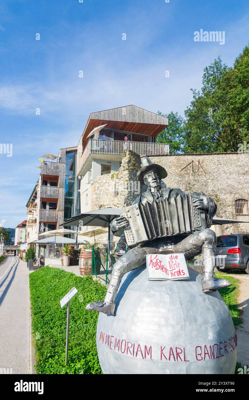 Kufstein : river Inn, promenade, monument Karl Ganzer à Kufsteinerland, Tyrol, Autriche Banque D'Images