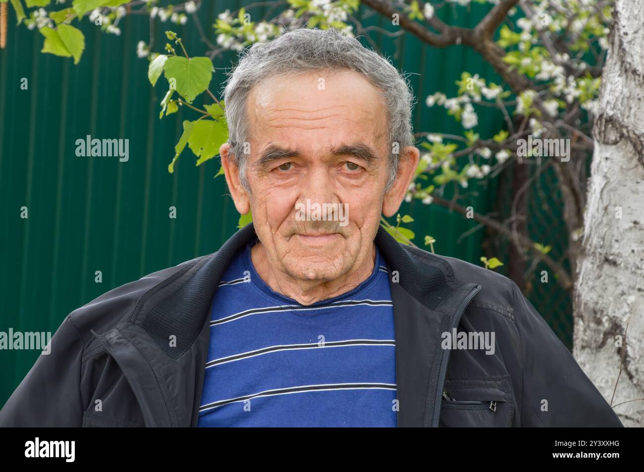 Portrait d'homme russe de 70 ans regardant la caméra Banque D'Images