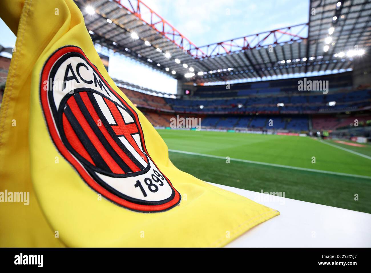 Milan, Italie. 14 septembre 2024. Un drapeau d'angle avec le logo de l'AC Milan est visible avant le coup d'envoi en action lors du match de football Serie A entre l'AC Milan et le Venezia FC au Stadio Giuseppe Meazza le 14 septembre 2024 à Milan, en Italie . Crédit : Marco Canoniero/Alamy Live News Banque D'Images