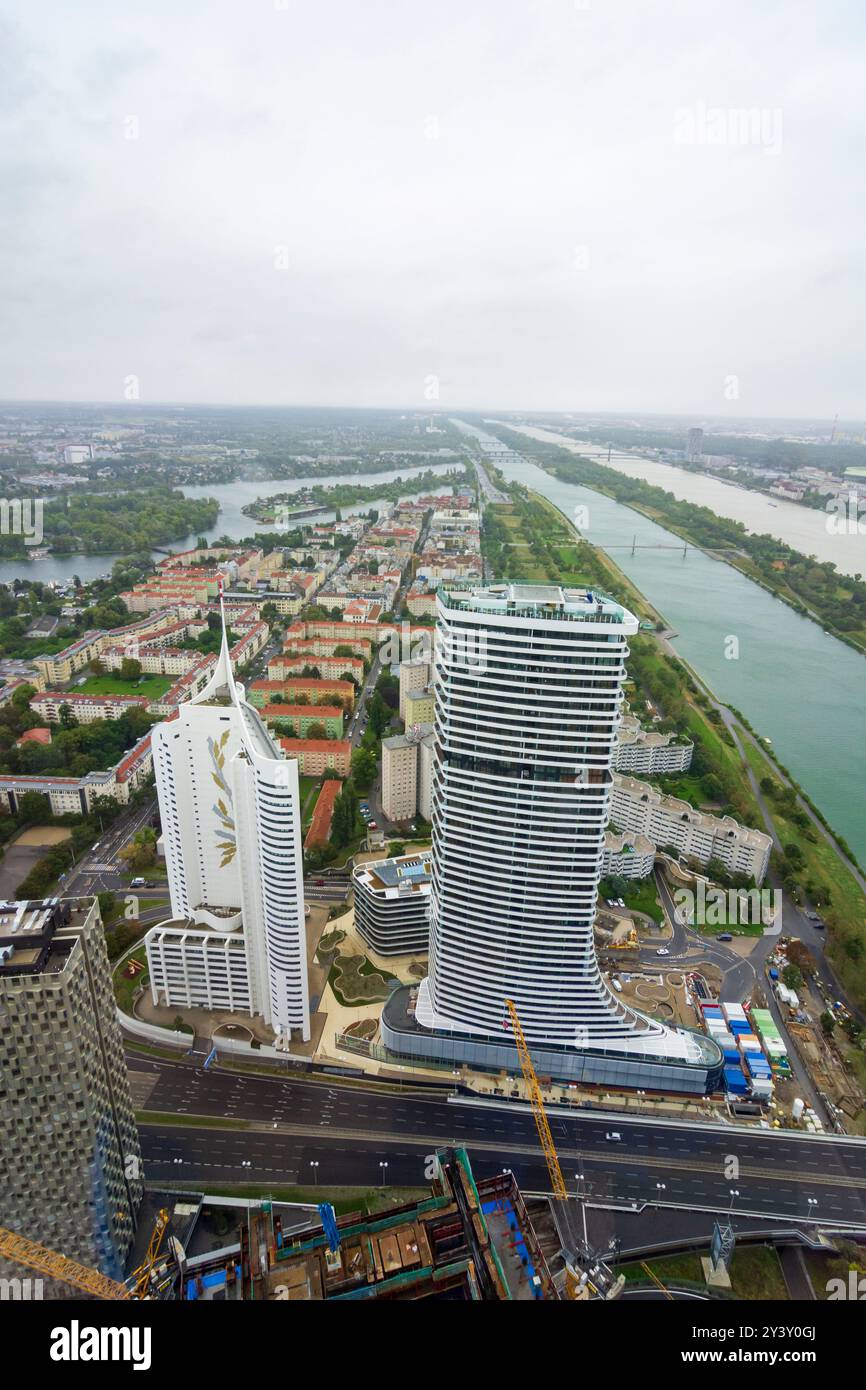 Vienne : vue de DC Tower 1 au quartier Kaisermühlen, gratte-ciel Hochhaus Neue Donau, Danube Flats, rivière Alte Donau, Neue Donau, Donau en 22. Donaust Banque D'Images