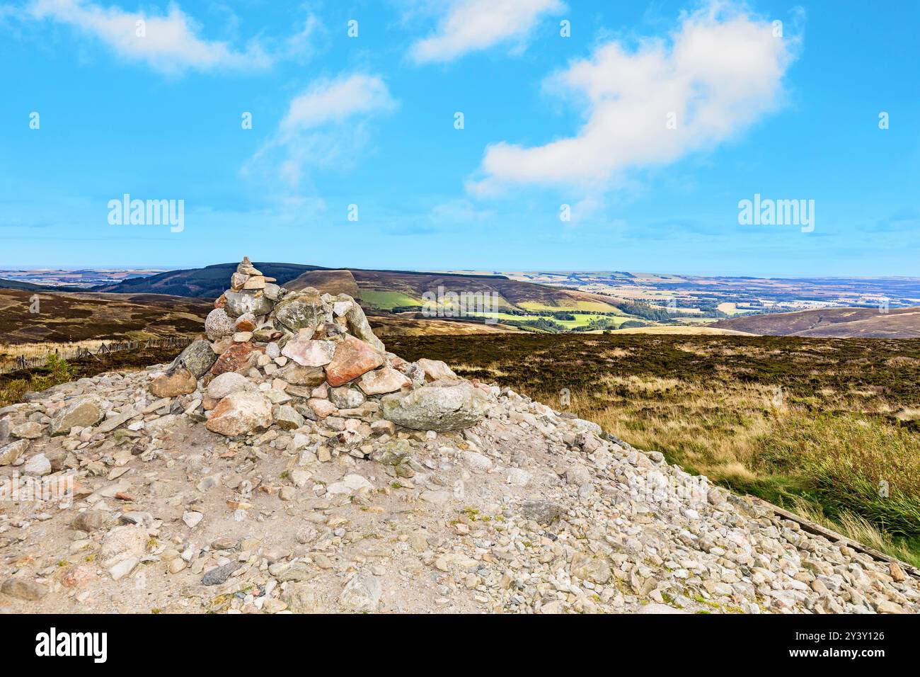 Le tas de pierres ou cairn au sommet de la route Cairn O Mount entre Fettercairn et Banchory, Aberdeenshire, Écosse Banque D'Images