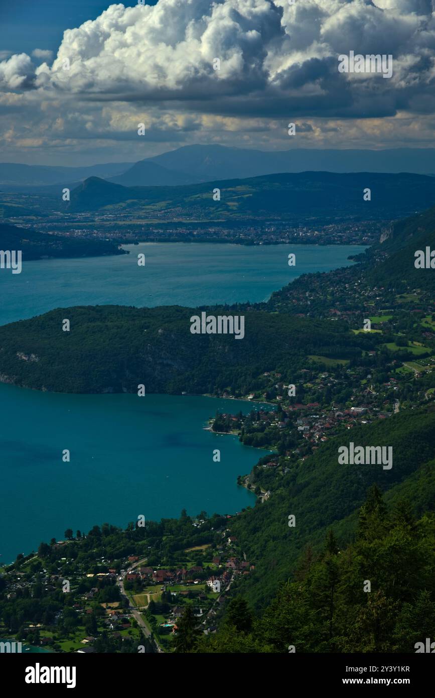 Vue aérienne sur le magnifique lac bleu-vert d'Annecy au cœur des Alpes françaises. Banque D'Images