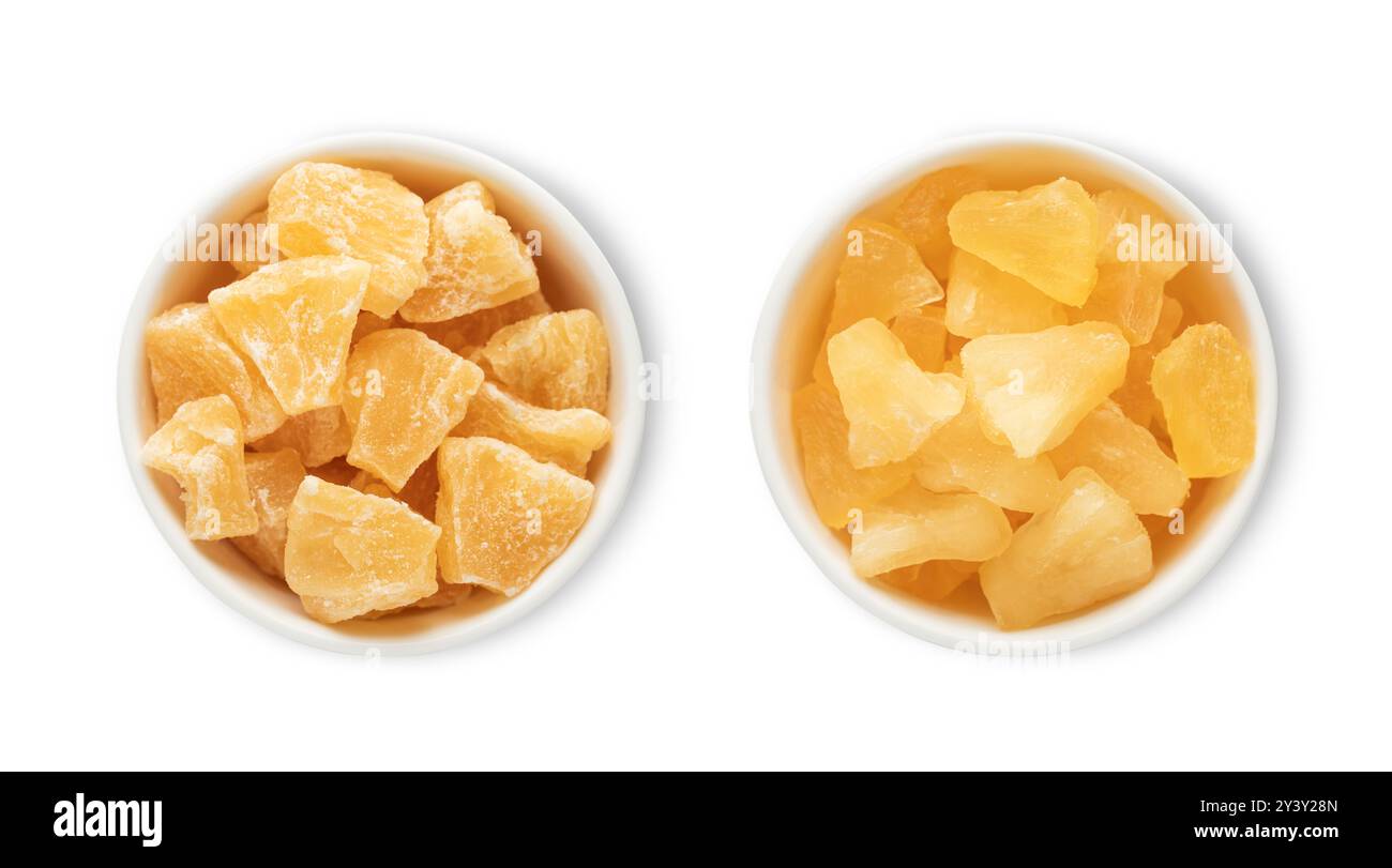 Assiettes de bol avec des morceaux d'ananas doux et séchés isolés sur fond blanc. Banque D'Images