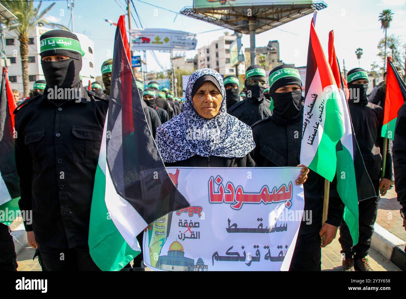 Gaza, Palestine. 21 février 2020. La Commission nationale supérieure de la Grande Marche du retour et de la rupture du siège organise une manifestation pour condamner « l’accord du siècle » du président Trump, sur la place palestinienne de la ville de Gaza. Les participants portaient des drapeaux palestiniens et une effigie de la mosquée Al-Aqsa à Jérusalem, tandis que le président du comité, Khalid Al Batash, prononçait un discours. Les Palestiniens et leurs dirigeants ont totalement rejeté le plan du moyen-Orient de Trump pour négocier la paix en Israël-Palestine, et considèrent Washington comme un médiateur partial. Le plan accorde à Israël le droit d'annexer toutes les colonies de peuplement Banque D'Images