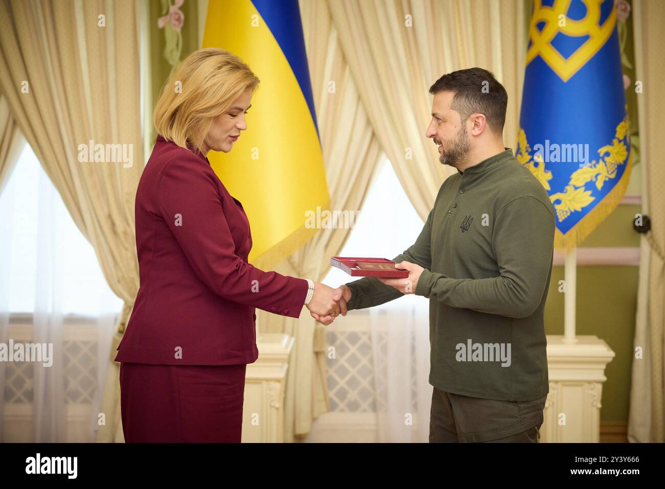 Le premier ministre de Lettonie, Evika Siliņa, reçoit l'ordre de la princesse Olga par Volodymyr Zelensky à Kiev, Ukraine, le 11 septembre 2024. L'ordre de Princ Banque D'Images