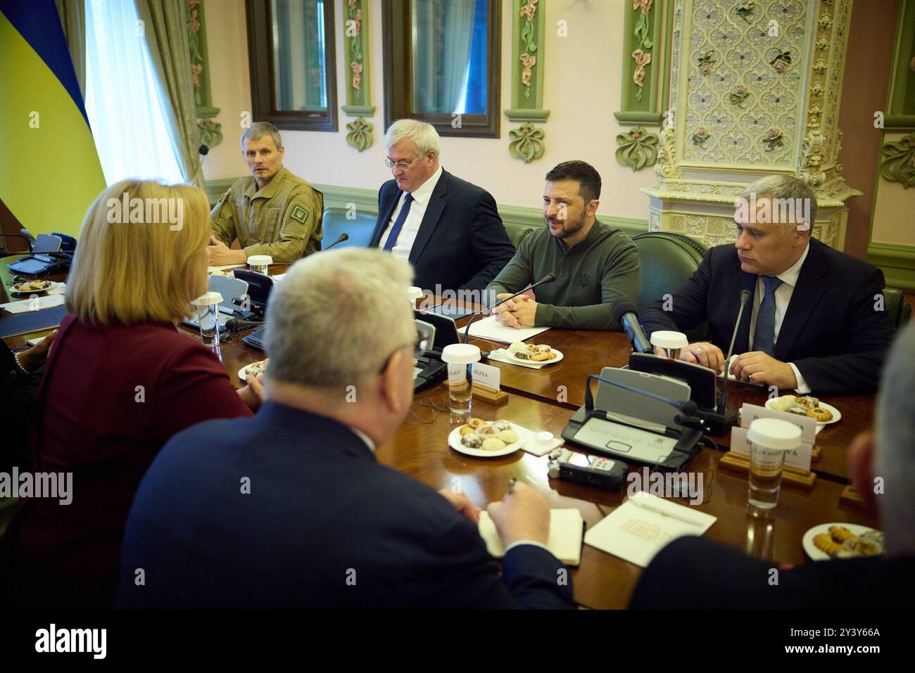 Le premier ministre de Lettonie, Evika Siliņa, reçoit l'ordre de la princesse Olga par Volodymyr Zelensky à Kiev, Ukraine, le 11 septembre 2024. L'ordre de Princ Banque D'Images