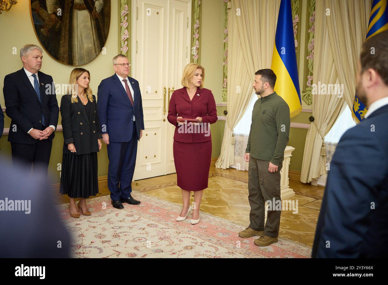 Le premier ministre de Lettonie, Evika Siliņa, reçoit l'ordre de la princesse Olga par Volodymyr Zelensky à Kiev, Ukraine, le 11 septembre 2024. L'ordre de Princ Banque D'Images